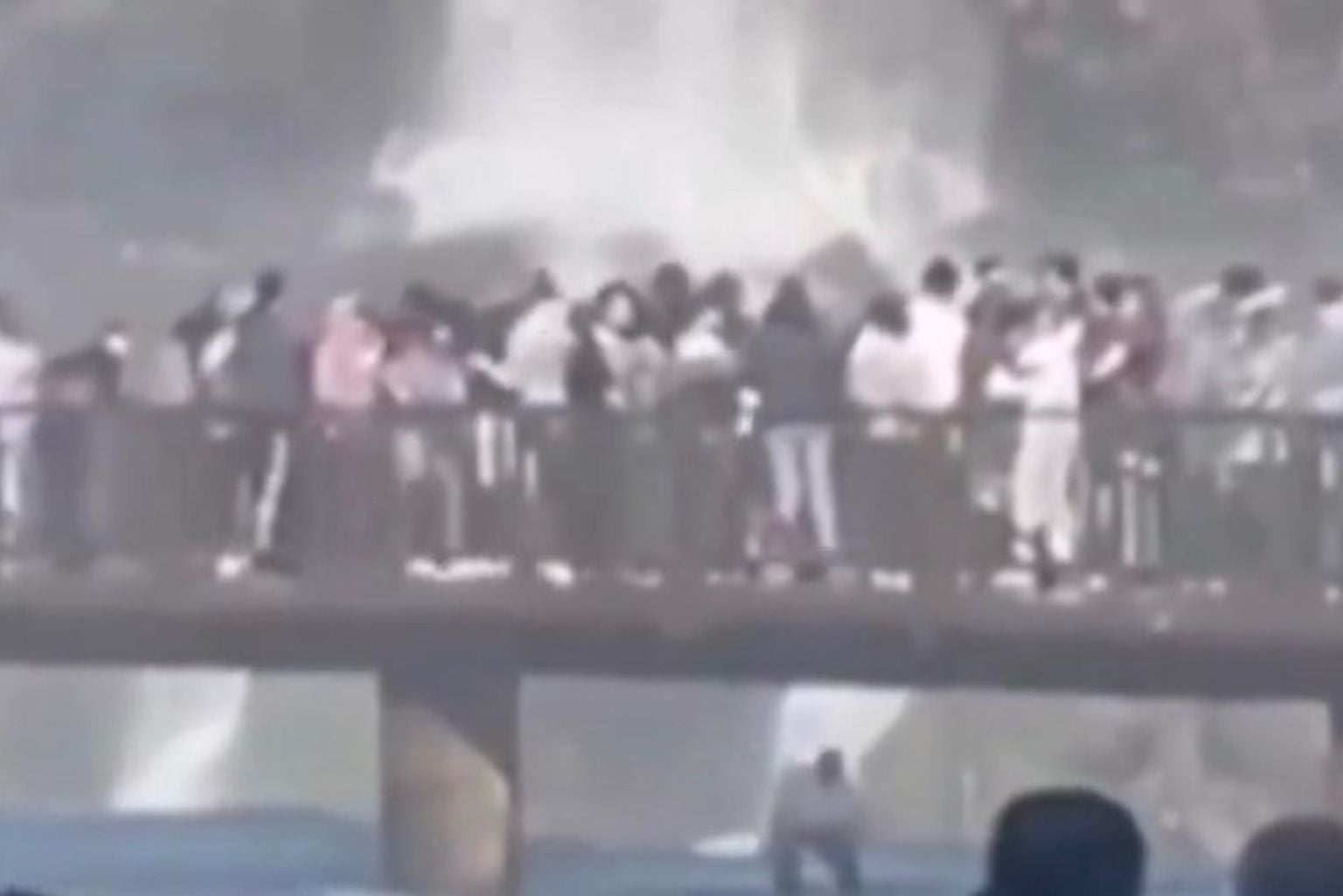 Ele Pulou Nas Cataratas Para Salvar O Celular; A Multa Foi Mais Cara Que O Aparelho; Veja