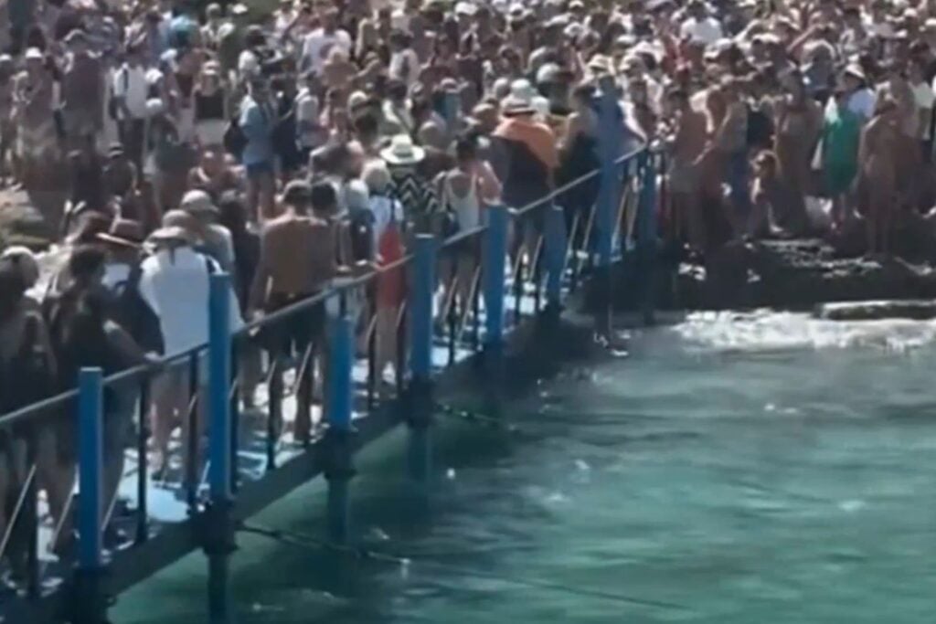 Vídeo mostra praia paradisíaca na Grécia lotada de turistas: "Inferno na Terra" Lagoa De Balos