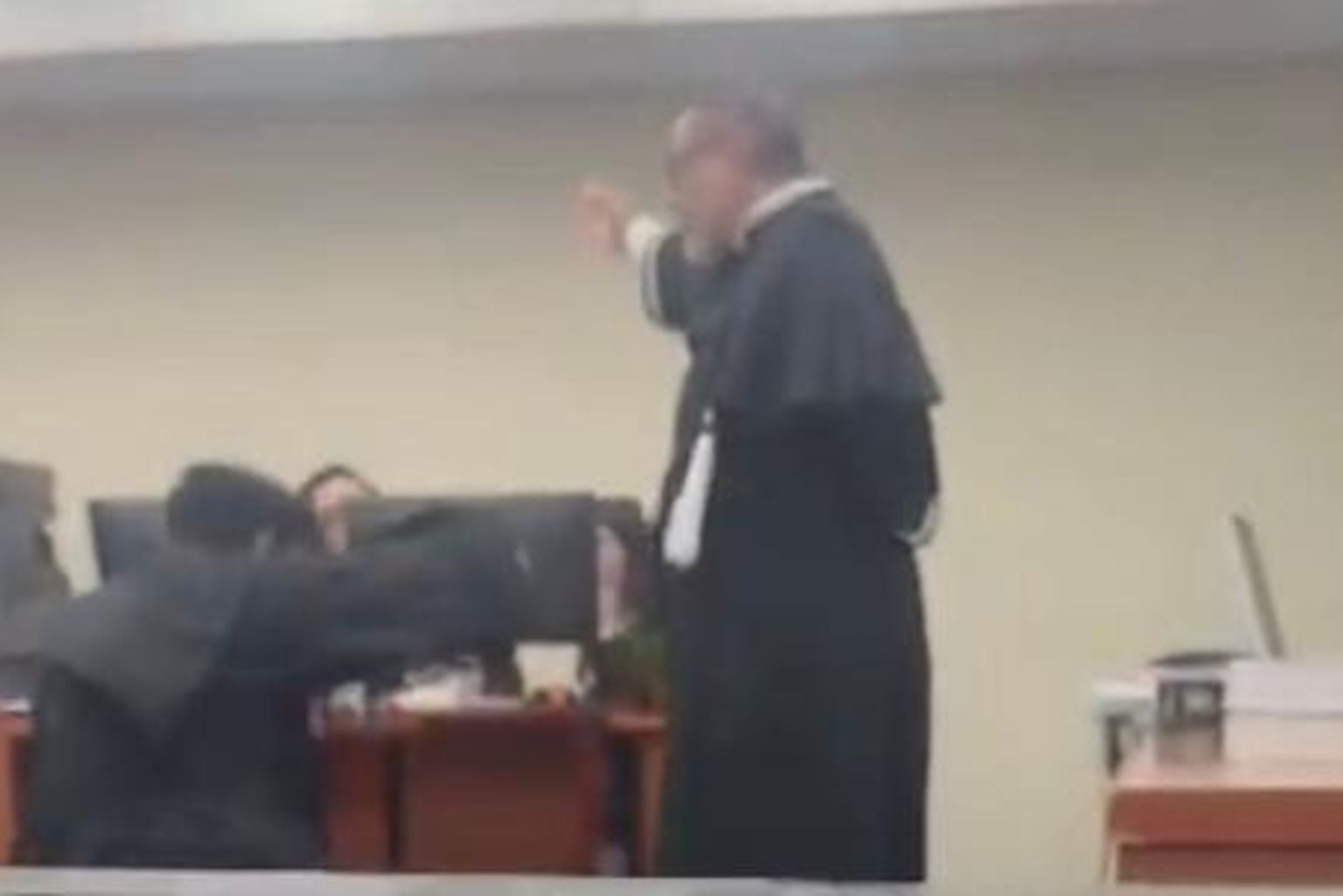 Durante Júri, Promotor Cai E Acusa Advogado, Que Alega Simulação “À La Neymar”