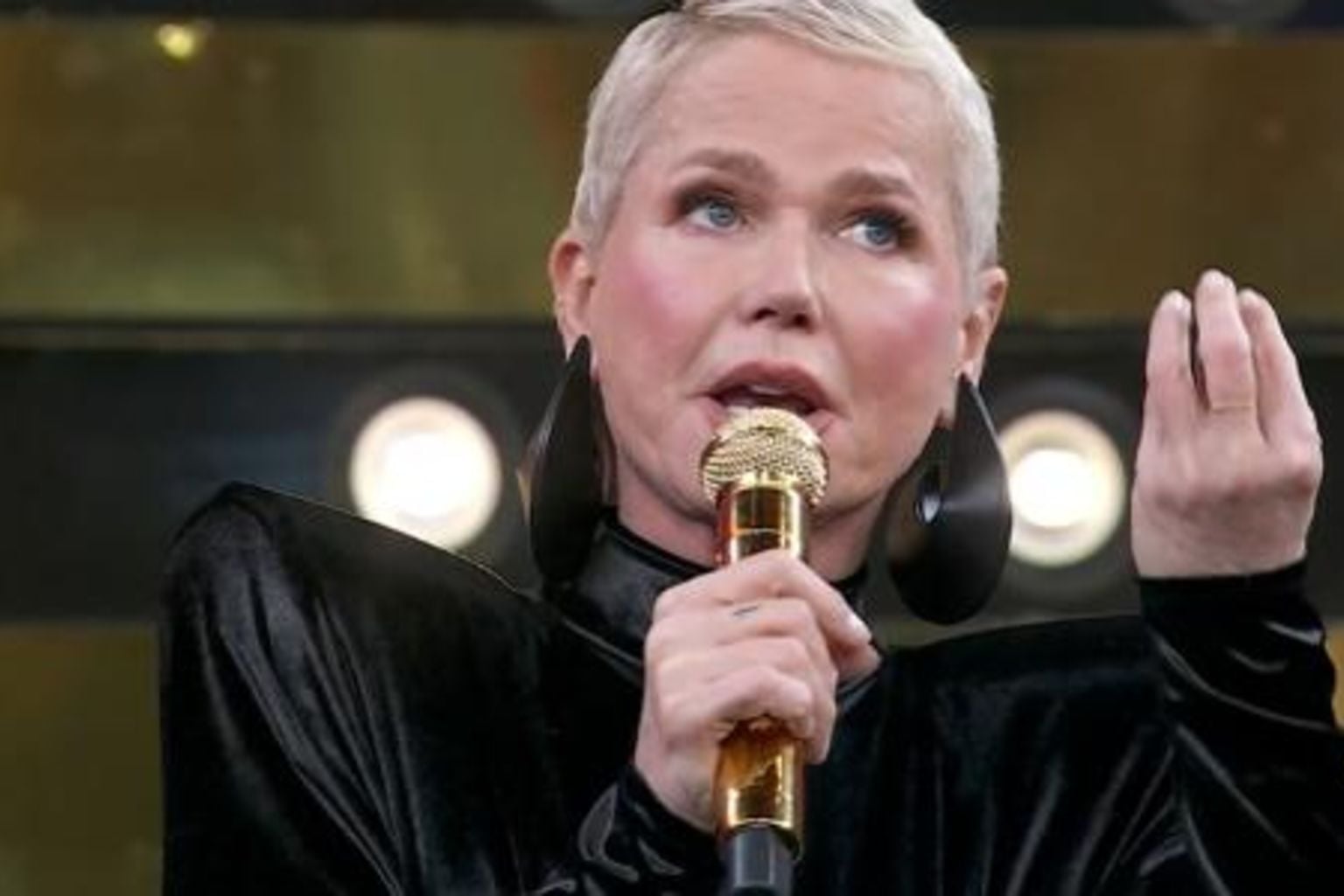 Xuxa Meneghel Se Defende De Ataques Por Críticas Aos Looks Em Sua Turnê